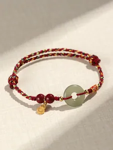 Vue détaillée du bracelet ethnique tressé à la main avec jade vert et breloques dorées