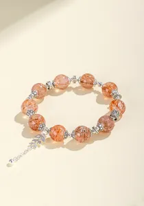 Detailansicht eines 12mm Super Seven Kristallperlenarmbands mit einem silbernen Blattanhänger.