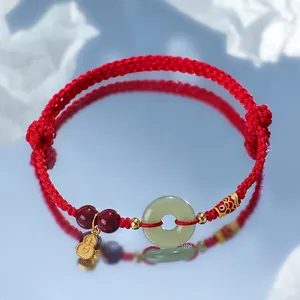 Bracelet tressé rouge fait main avec boucle en jade Hetian et breloque koi dorée