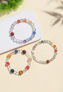 Vista detallada de tres pulseras de cristal natural con piedras preciosas de colores.