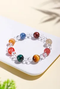 Primer plano de una pulsera de cuentas de cristal natural de colores vivos