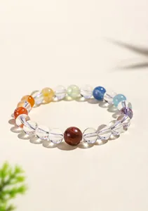 Primer plano de una pulsera de cristal natural multicolor con cuarzo y madera.