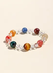 Primer plano de una pulsera de cristal natural de colores con ojo de tigre y malaquita.