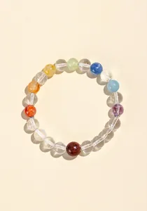 Vista detallada de una pulsera de cuentas de cristal natural multicolor con gemas de colores