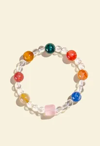 Primer plano de una pulsera de cuentas de cristal natural de colores con cuarzo rosa