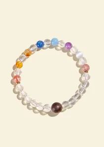 Primer plano detallado de una pulsera elástica con cuentas de cristal natural de colores