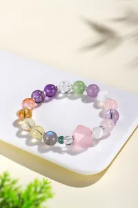 Primer plano detallado de una pulsera de cristal natural con centro de cuarzo