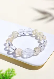 Primer plano de una pulsera de cristal natural con colgante de tortuga dragón tallada