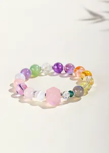 Detalle de la pulsera de cuentas de cristal natural multicolor con piedra hexagonal rosa