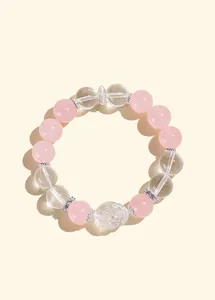 Detalle de la pulsera de cuarzo rosa y cristal transparente con tortuga dragón tallada