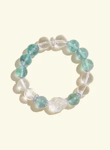 Vista detallada de pulsera de cristal blanco y fluorita verde con tortuga dragón.