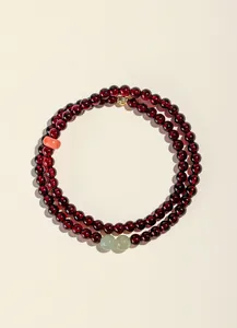 Detaillierte Makroansicht eines luxuriösen natürlichen Granat-Perlenarmbands für Damen