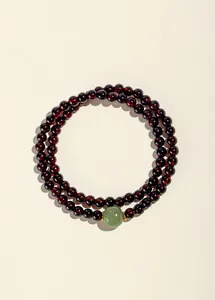 Elegantes zweireihiges Granat-Perlenarmband mit einem grünen Hetian-Jade-Akzent.