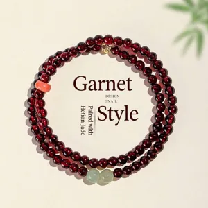 Elegantes doppellagiges Armband aus Granatperlen mit feinen Details aus Hetian-Jade.