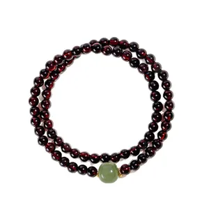 Elegantes zweilagiges Armband aus natürlichem Granat mit einer grünen He-Tian-Jade