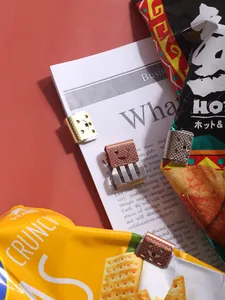Gedetailleerd overzicht van metalen smiley-clips voor het sluiten van snacks