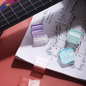 Kleurrijke doorschijnende clips in jelly-tinten voor bladmuziek en kantoorartikelen