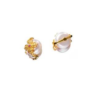 Vue macro de perles d'espacement de 6mm avec design floral en argent 925 plaqué or.