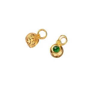 Vue détaillée d'un pendentif Zhaki Lhamo en argent 925 doré avec incrustation de jade