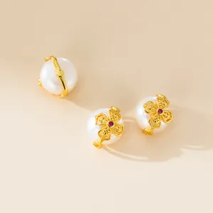 Gros plan de perles d'espacement de 6mm en argent 925 plaqué or avec fleur filigranée