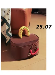 Détail du grand sac de maquillage imperméable Tagi avec poignée numérique jaune unique