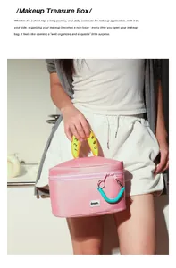 Vue détaillée d'une grande trousse de maquillage rose avec une poignée banane jaune unique.