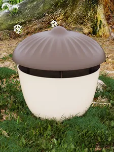 Eikelvormige slakkenval geplaatst in een natuurlijke tuinomgeving met groen gras.