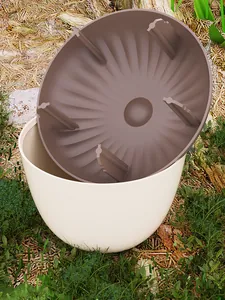 Gedetailleerd overzicht van de bruine en beige ecologische tuinslakkenval onderdelen