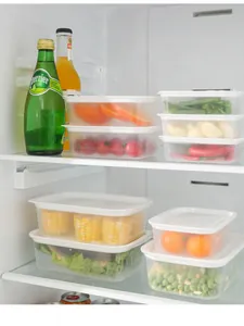 Transparente luftdichte Lebensmittelbehälter im Kühlschrank für frisches Obst und gesundes Gemüse