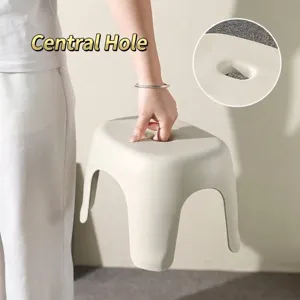 Taburete portátil de plástico grueso con orificio de transporte para baño y cocina