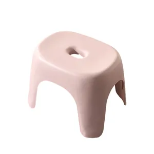 Taburete bajo de plástico rosa con orificio de mango ergonómico para baño y hogar