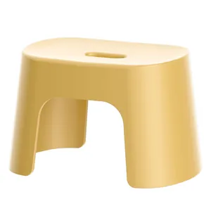 Sgabello in plastica gialla premium con una base antiscivolo per il bagno o casa.