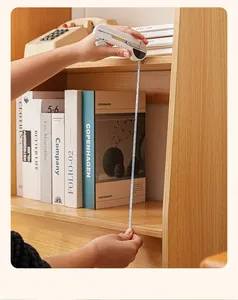 Cuchillo multiusos profesional 5 en 1 midiendo la altura de una estantería de madera