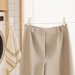 Pinzas para ropa de plástico blanco resistentes al viento para secar pantalones.
