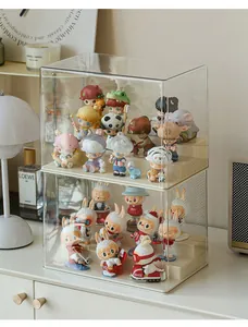 Vista detallada de una caja de exhibición acrílica apilable para figuras de colección.