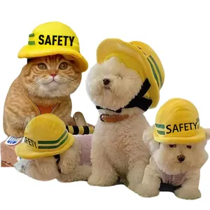 Détail des mini-casques de sécurité jaunes pour chats et chiens avec imprimé safety