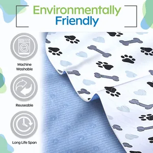 Detalle de alfombrilla lavable para perros con base antideslizante azul y dibujos de patas