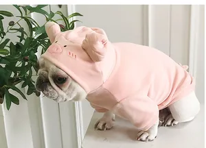 Detalle de una sudadera rosa para perro con tema de cerdito y bordados decorativos
