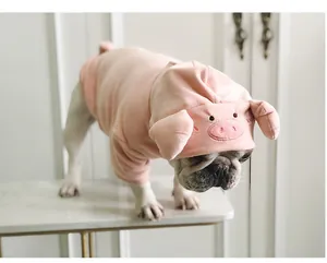 Sudadera con capucha de disfraz de cerdo rosa usada por un perro bulldog francés