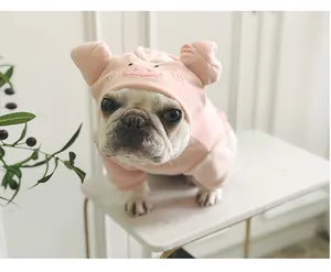 Sudadera rosa con forma de cerdito para perros pequeños, modelada por un bulldog francés.