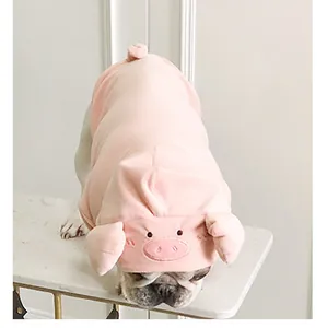 Detalle de la linda sudadera de cerdito para mascotas pequeñas con orejas 3D y cola