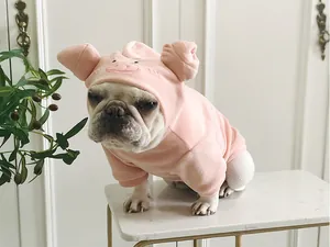 Detalle de sudadera rosa con forma de cerdito para perros pequeños