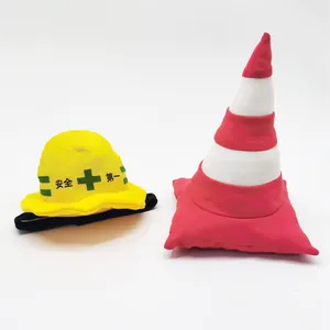 Casque de sécurité en peluche jaune et chapeau de cône de signalisation pour chats et chiens.