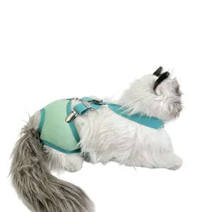Clips de couches réglables pour chiens sur pantalon physiologique vert, vue détaillée