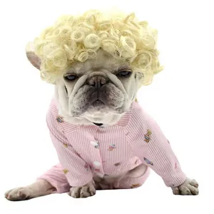 Bouledogue français rigolo avec perruque blonde frisée et pyjama rose à oursons