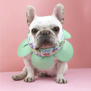 Collare refrigerante per animali con petali verdi su bulldog