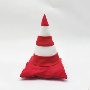 Détail d'un chapeau en peluche en forme de cône de signalisation rouge et blanc pour animaux.