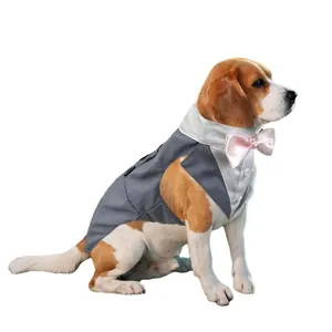 Formele grijze hondensmoking trouwpak met roze vlinderdas voor middelgrote en grote honden