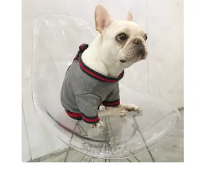 Maglione lavorato a maglia grigio per cani con righe rosse e verdi su un bulldog.