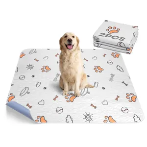 Vista detallada de dos empapadores lavables para perros con estampados de huellas y huesos.